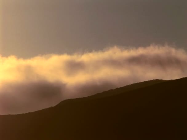 Niebla rodando desde la cordillera — Vídeo de stock