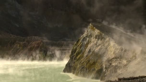 Ånga stiger från vulkaniska ventiler i en krater — Stockvideo