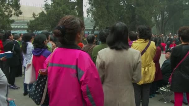 Gente cantando en la Plaza Tiananmen en Beijing — Vídeo de stock