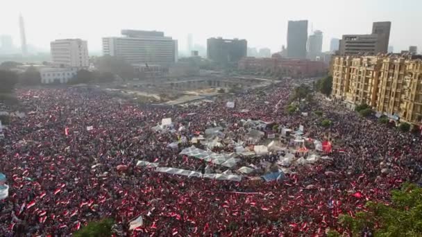 Penonton berkumpul di Tahrir Square di Kairo — Stok Video