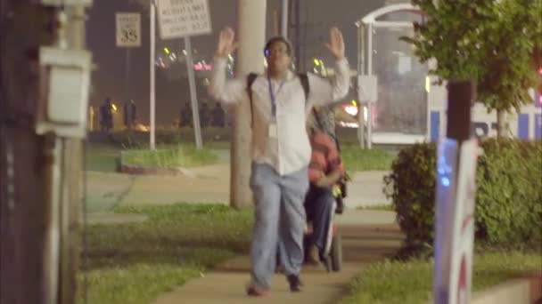 Občané chůze na chodníku s rukama nad hlavou — Stock video