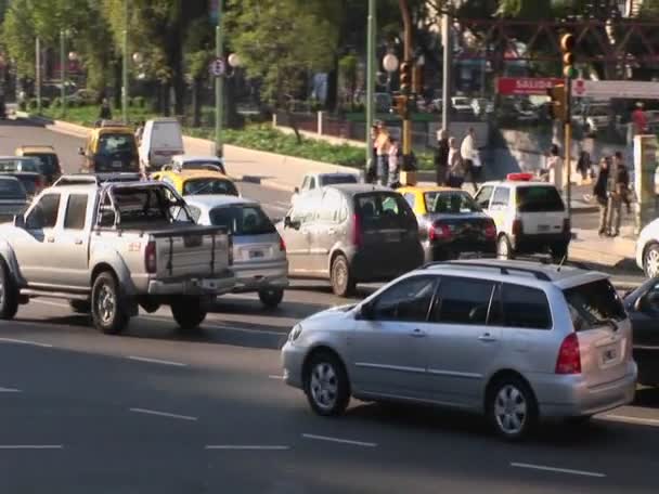 Nuevo de Julio intersection with traffic — Stock Video