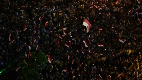 Multitudes protestan en un mitin nocturno — Vídeo de stock