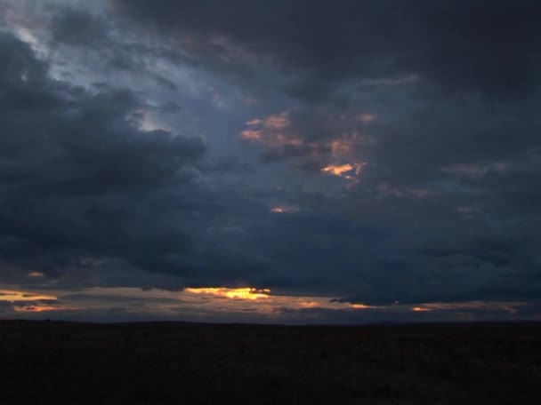 Κίτρινο αντανακλά από σύννεφα στο ηλιοβασίλεμα — Αρχείο Βίντεο