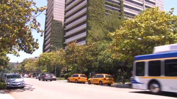 Edifício de escritório genérico ao longo da rua — Vídeo de Stock