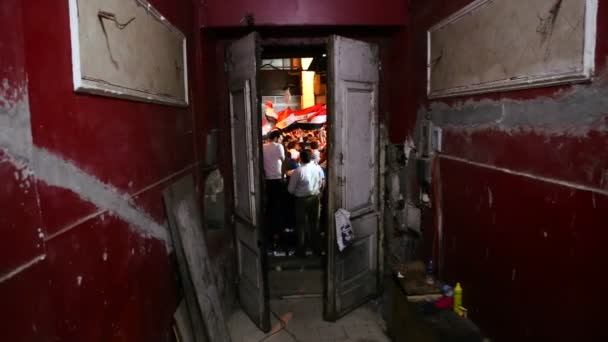 A doorway frames protesters in Cairo — Stock Video