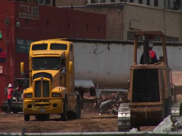 Un parc de camions sur un chantier de construction — Video