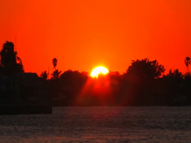 Una silueta del horizonte y un barco al atardecer — Vídeos de Stock