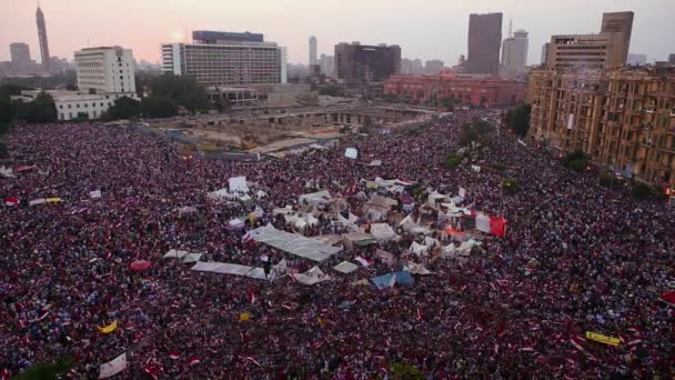 Menigten verzamelen in Tahrir plein in Cairo — Stockvideo