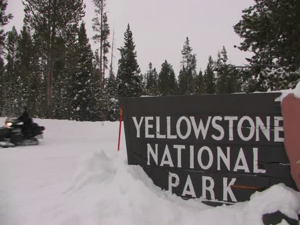 Yellowstonen kansallispuiston sisäänkäynti — kuvapankkivideo