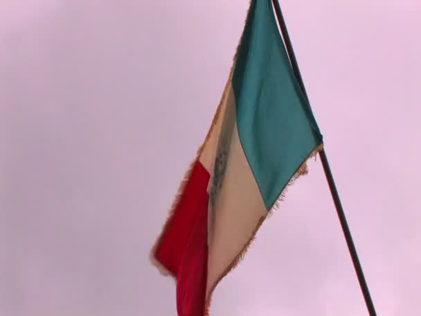 Una bandera de México ondeando en el viento — Vídeos de Stock