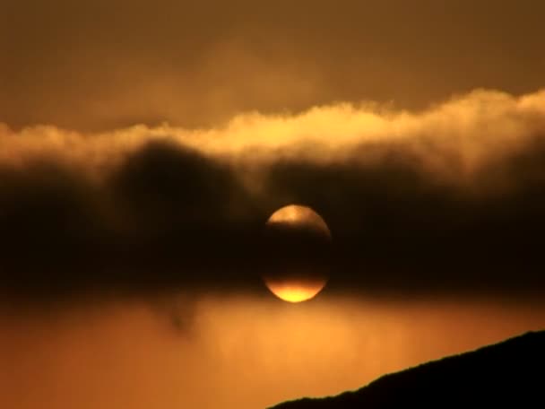 Солнце за золотыми облаками — стоковое видео