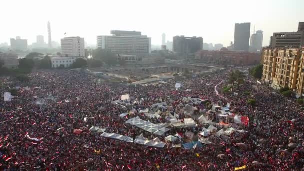 Multidões se reúnem na Praça Tahrir no Cairo — Vídeo de Stock