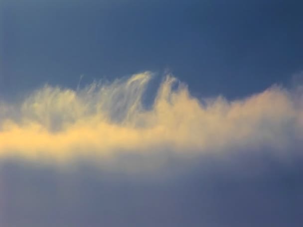 Nuvens iluminadas pelo sol — Vídeo de Stock