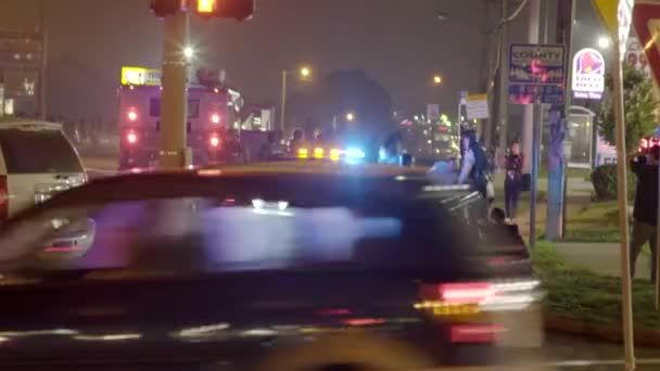 Vehículos policiales invaden Ferguson — Vídeo de stock