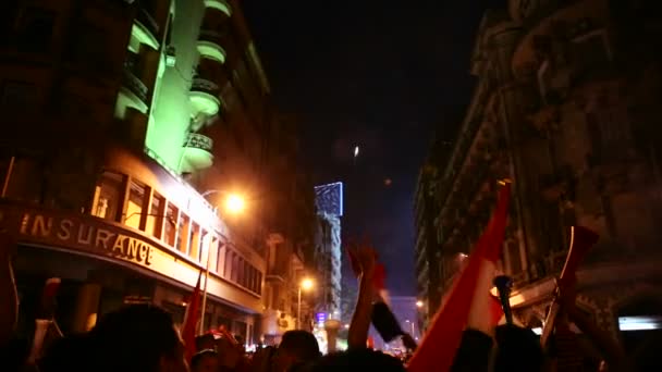 Manifestantes cantam e acenam bandeiras — Vídeo de Stock