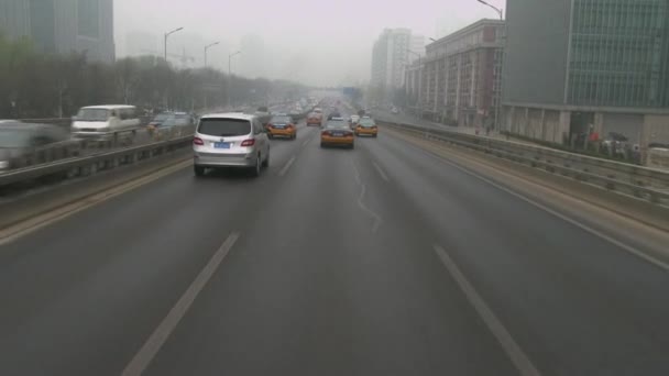 Bilar rider på road i Beijing — Stockvideo