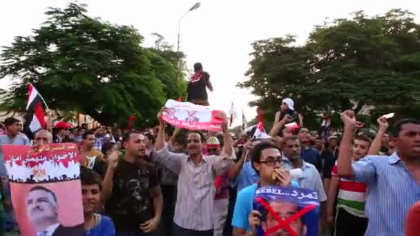 Manifestantes cantam e acenam bandeiras — Vídeo de Stock