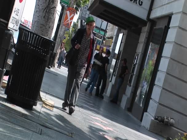 Los peatones caminan en un distrito comercial — Vídeo de stock