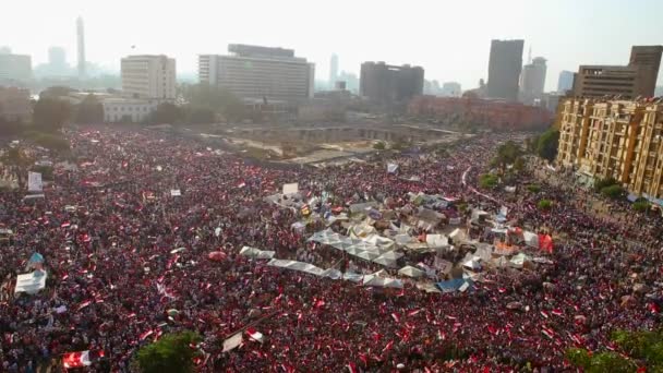 Tömegek gyűlnek össze a Tahrir tér Kairóban — Stock videók