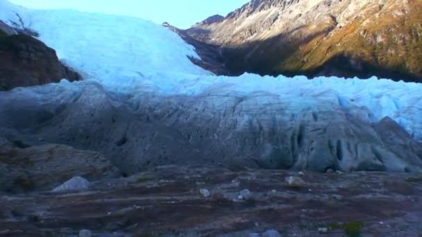 Ледник тянется вниз по склону холма — стоковое видео