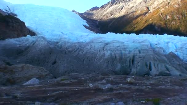 Un glaciar se extiende por una ladera — Vídeos de Stock