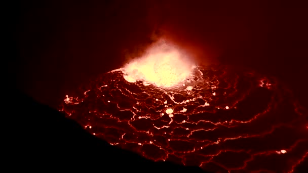 Ночью извергается вулкан Ниирагонго — стоковое видео