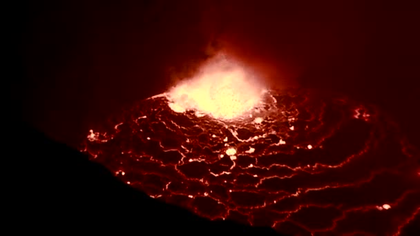 O vulcão Nyiragongo entra em erupção à noite — Vídeo de Stock