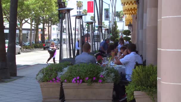 Um luxuoso restaurante ao longo Wilshire Blvd — Vídeo de Stock