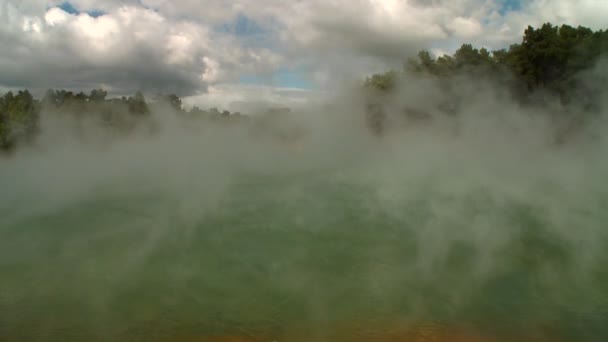 Buhar bir jeotermal gölden yükselir — Stok video