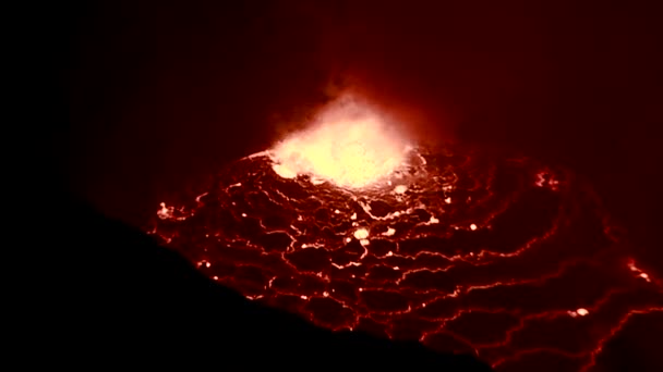 O vulcão Nyiragongo entra em erupção à noite — Vídeo de Stock