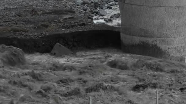 Ένας δρόμος είναι εντελώς πλημμυρισμένο — Αρχείο Βίντεο