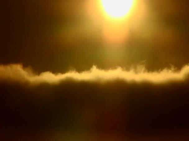 黄金の雲に隠れた太陽 — ストック動画