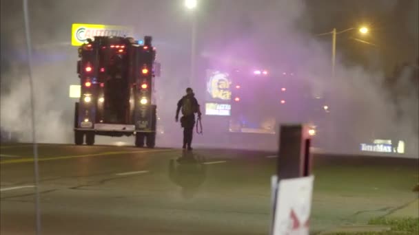 La polizia affronta i manifestanti a Ferguson — Video Stock