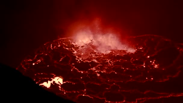 O vulcão Nyiragongo entra em erupção à noite — Vídeo de Stock