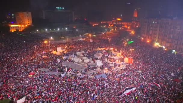 Manifestantes cantam e acenam bandeiras — Vídeo de Stock