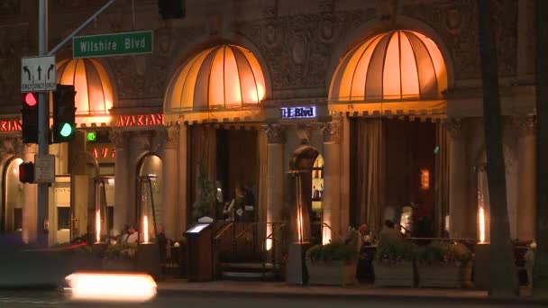 Luxuoso restaurante ao longo Wilshire Blvd — Vídeo de Stock