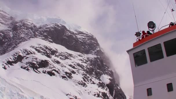 Forschungsschiff passiert Klippen — Stockvideo