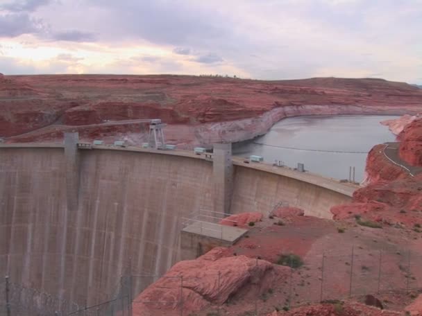 Κόκκινα βράχια στο φράγμα Glen Canyon — Αρχείο Βίντεο