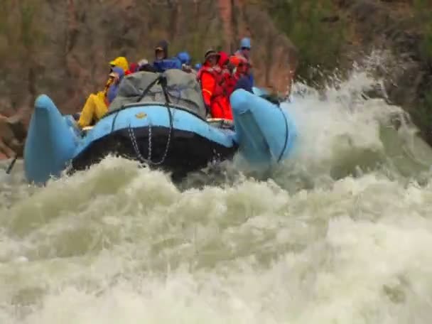 Rafting wyprawa głowy w dół — Wideo stockowe