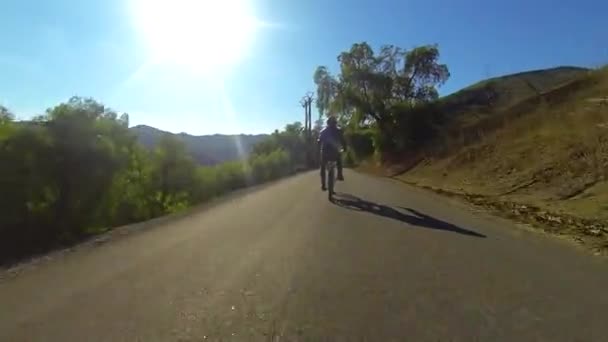 Чоловік їде моторизованим велосипедом — стокове відео