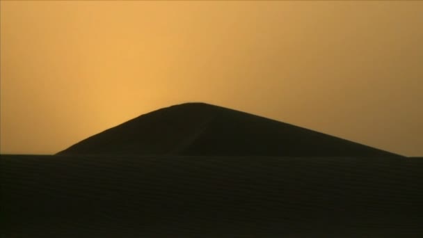 Salida del sol sobre dunas de arena del desierto — Vídeos de Stock