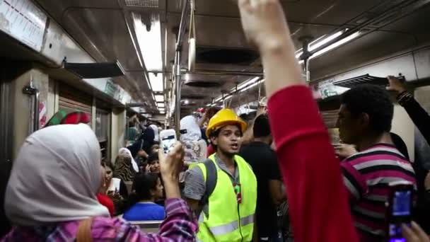 Учасники акції скандують в метро в Каїрі — стокове відео