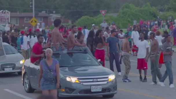 Manifestantes marchan en las calles de Ferguson — Vídeos de Stock