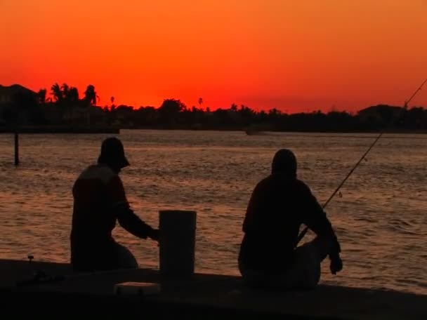 Homens Pesca ao pôr do sol — Vídeo de Stock