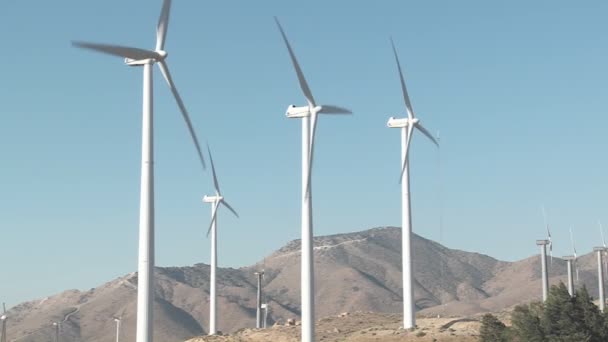 Molinos de viento generan energía — Vídeo de stock