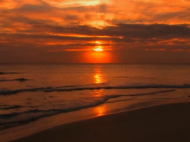 Κύματα διάλειμμα κατά τη διάρκεια του ηλιοβασιλέματος — Αρχείο Βίντεο