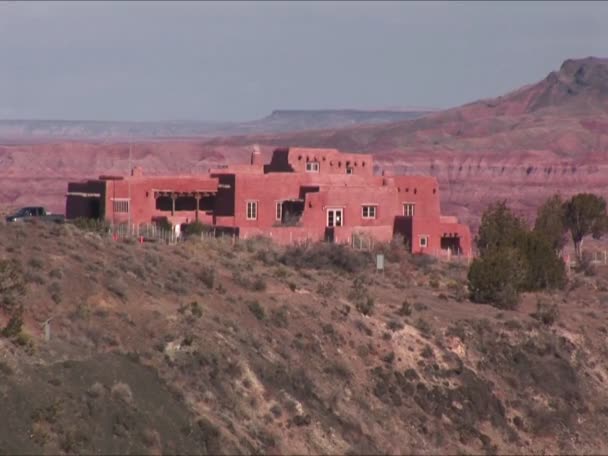 Uma casa de adobe ocupa o deserto no Novo México — Vídeo de Stock