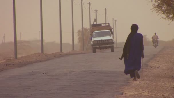 Туарег идет по дороге. — стоковое видео