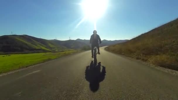 Man rides a motorized bicycle — Stock Video